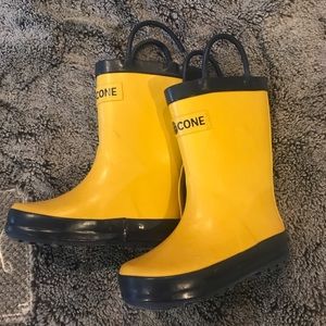 Yellow Lone Cone rain boots